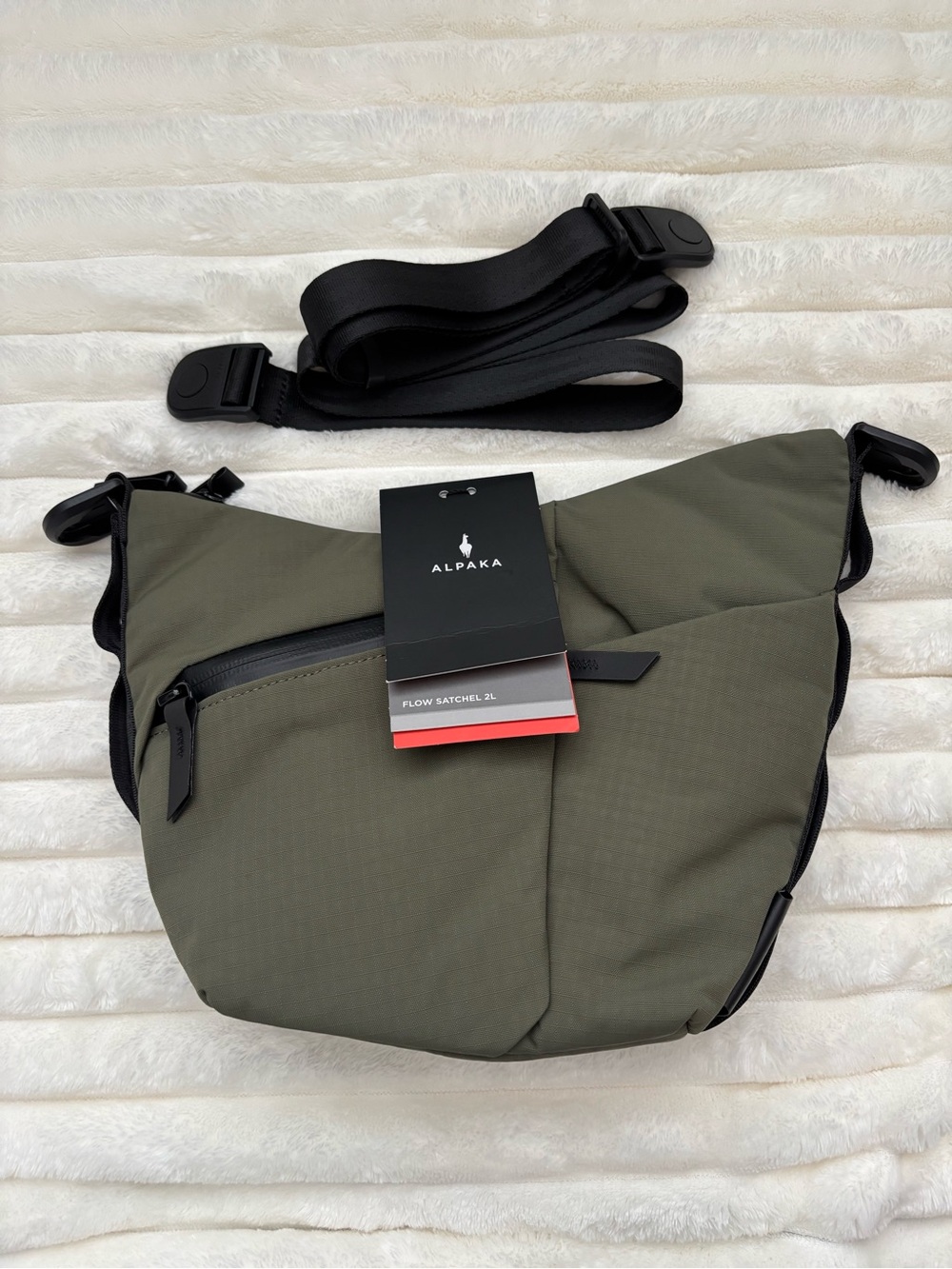 Alpaka- Flow Satchel 2L - Green - NWT - Picture 2 of 3